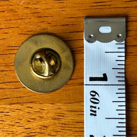 🔸FINAL PRICE🔸 YALE Lux et Veritas Vintage Enamel Pin Hebrew Bible Crest RARE - Picture 6 of 7